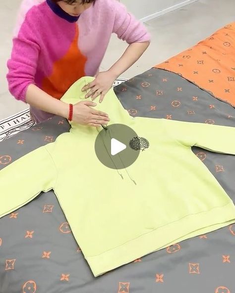 Cardigan Folding, Best Folding Technique Clothes, Cloth Folding Hacks For Traveling, Accordion Fold Tshirt Trick, Folding Organization, Military Folding Clothes, Laundry Diy, Folding Tips, Konmari Folding