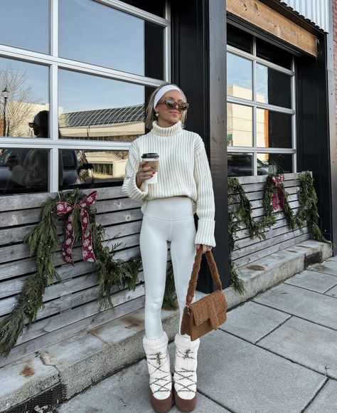 Shearling Moon Boots Outfit, Moon Boot White Outfit, Finland Winter Outfit, White Moon Boots Outfit, Cream Booties Outfit, Moonboots Outfits, White Chelsea Boots Outfit, Moon Boot Outfit, Aspen Outfits