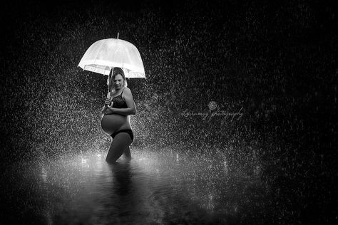 Maternity Pictures In The Rain, Maternity Rain Photoshoot, Rainy Maternity Shoot, Streets Photography, Cute Pregnancy Photos, Baby Bump Photoshoot, Intimate Maternity, City Streets Photography, Outdoor Maternity Photos