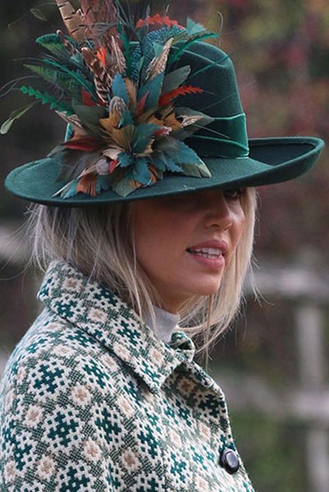 Fancy Hats Classy Tea Party, Hat Decorating Ideas, Feather Display, Derby Hats Diy Ideas, Decorated Hats, Havana Dress, Kentucky Derby Outfit, Womens Fedora, Hat Styles