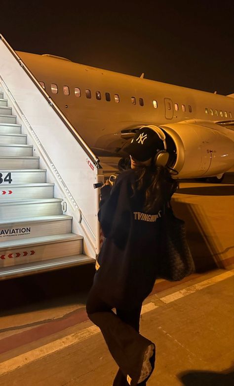 Travel Girl Aesthetic, Airport Pics, Airplane Aesthetic, Airport Vibes, Plane Aesthetic, Famous Lifestyle, Travel Pose, Airport Pictures, Airport Aesthetic