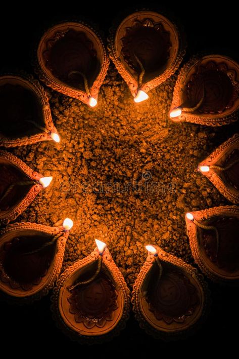 Terracotta Lamps, Diya Images, Mehndi Thaal, Diwali Decoration Lights, Happy Diwali Pictures, Diwali Painting, Happy Diwali Wallpapers, Diwali Wallpaper, Diwali Photography