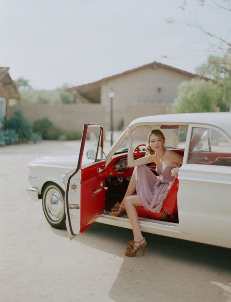 Elizabeth Messina + The New Ruffled Shop Classic Car Photoshoot, Haircut Selfie, Photo Hijab, Elizabeth Messina, Car Poses, Inside Car, Auto Retro, Vintage Photoshoot, Cute Hairstyle