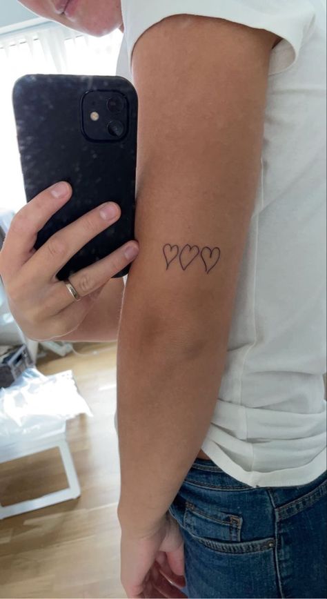 Tattoo Ideas For My Sister, Tattoo From Parents, Tattoo About Sister, Family Drawing Heart Tattoos, Heart Tattoo Sisters, Cute Tattoos For Parents, Tattoos For A Grandma, Tattoos From Family Members, Family Member Heart Tattoos