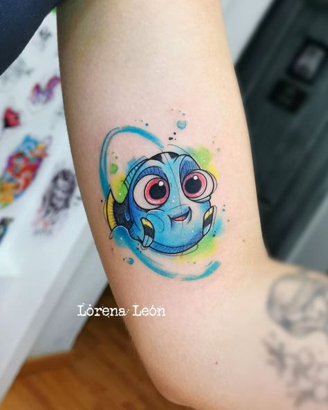 Lorena León on Instagram: “Dory @theblackbloodtattoo #tattoo #tattoos #tattooart #arttattoo #ink #inktattoo #inked #tattooed #tattoogirl #canarytattoo…” Dory Tattoo, Disney Sleeve Tattoos, 90s Tattoos, Sparkle Tattoo, Easy Disney Drawings, Cartoon Character Tattoos, Disney Tattoo, Healing Tattoo, Turtle Tattoo