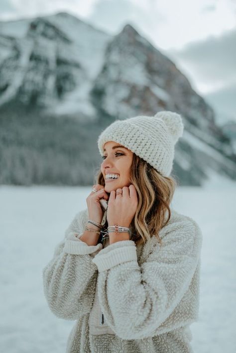 Winter Senior Photography, Winter Snow Pictures, Winter Portraits Photography, Snow Beanie, Winter Senior Pictures, Snow Pics, Poses For Pictures Instagram, Senior Photoshoot Poses, Snow Photoshoot