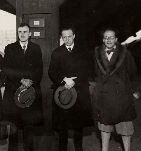 The three Titans of quantum mechanics: (L-R) Paul Dirac, Werner Heisenberg and Erwin Schrödinger at the Stockholm Railway Station, c. 1933. Physics Scientists, Paul Dirac, Erwin Schrödinger, Werner Heisenberg, Physics Humor, Richard Feynman, Modern Physics, Theoretical Physics, Physics And Mathematics