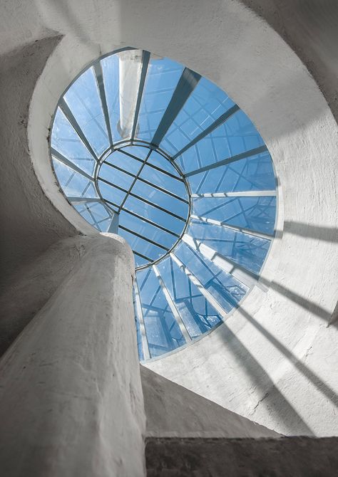 Movement In Architecture, Gray Photo, Gray Stairs, Eileen Gray, Built In Furniture, Beautiful Villas, History Design, Modernism, Architecture Details