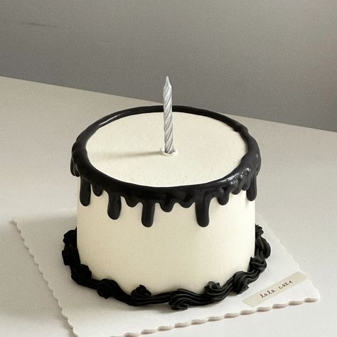 Korean Cake Hitam, Simple Cake Designs Black, Chef Cake Ideas Birthdays, Black Minimalist Cake, Black Forest Cake Aesthetic, Cake Simple Aesthetic, Cake Birthday Aesthetic Black, Simple Aesthetic Cakes, Black And White Cake Aesthetic