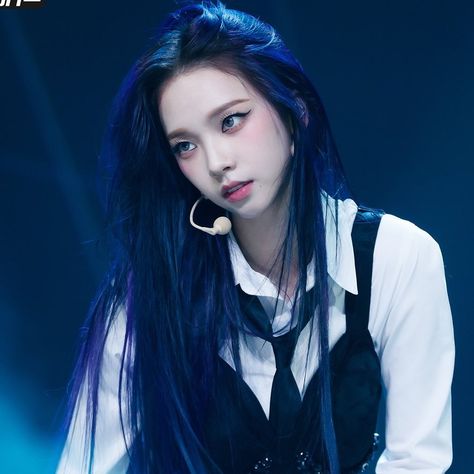 Kpop Hair Color, Hair Stages, Alan Davies, Pop Hair, Blue Vibes, Yoo Jimin, Blue Black Hair, K Pop Idol, Dark Blue Hair