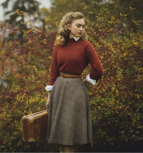 Librarian Look Outfits, 40s Winter Fashion, 1940s Academia, 40s Skirt Outfit, 1940s Autumn Fashion, Vintage Fall Outfits 50s, 1950 Aesthetic Fashion, 1940s Fall Fashion, 50s Fall Fashion