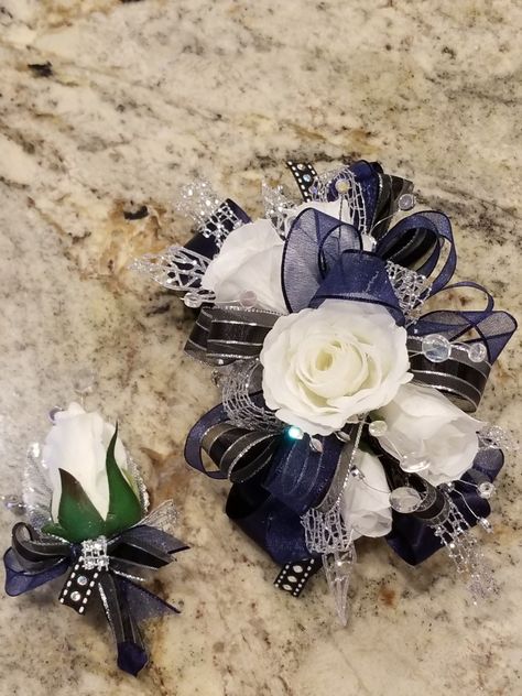 White Prom Corsage, Corsage Making, Prom Corsage Blue, Prom Corsage White, Prom Things, Prom Flowers Corsage, Blue Corsage, White Corsage, Homecoming Flowers