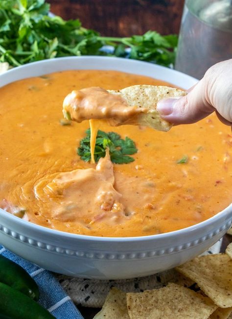 Copycat Chipotle Queso Dip Recipe - Family Fresh Meals Best Cheese Dip, Holiday Jello, Holiday Jello Shots, Chipotle Queso, Chipotle Copycat Recipes, Copycat Chipotle, Queso Dip Recipes, Queso Recipe, Fresh Meals