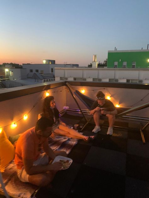 Rooftop setup idea. Lights, hammock, floor mat + cushions corner. Rooftop Seating, Rooftop Hangout, Rooftop Terrace Aesthetic, Rooftop Terrace Ideas Cheap, Rooftop Hammock, Balcony Hangout Ideas, Rooftop Decoration Ideas Lights, Rooftop Lighting Ideas, Rooftop Bday Party Ideas