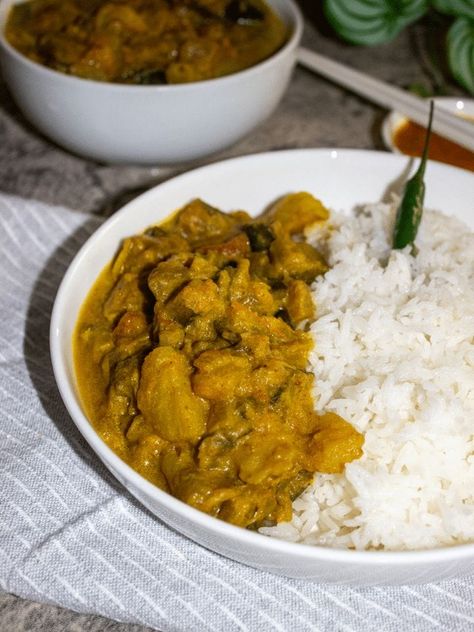 Deliciously creamy and aromatic eggplant potato curry with coconut milk. A flavorful blend of spices in a comforting vegetarian dish. Try it now! Tomato Salad Dressing, Brinjal Curry, Curry With Coconut Milk, Coconut Curry Recipes, Eggplant Curry, Spinach Curry, Vegetarian Dish, Coconut Milk Curry, Potato Curry