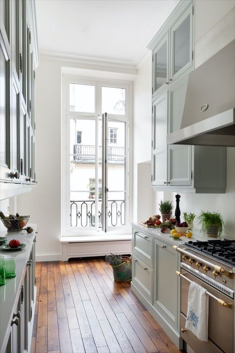 Modern Parisian Apartment Kitchen, Paris Flat Interior, Parisian Apartment Design, French Interior Design Paris Apartments Kitchen, French Flat Paris Apartments, Parisian Flat Interior, Parisian Apartment Aesthetic Kitchen, Paris Small Apartment, French Style Kitchen Decor