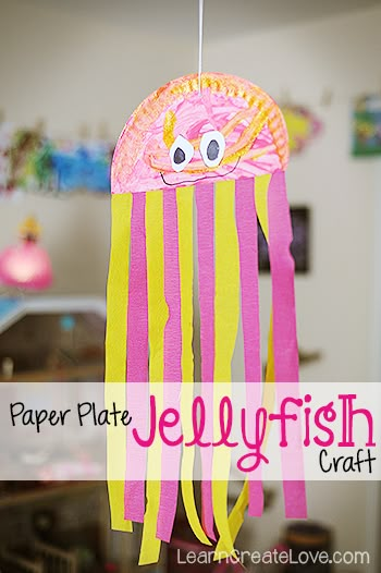 { Paper Plate Jellyfish Craft }Students make this craft, Hang at various heights from the ceiling and put fic and non-fic books display underneath. Turkey Names, Scene Crafts, Stick Reindeer, Shoebox Project, Easy Christmas Crafts For Toddlers, Paper Plate Jellyfish, Preschool Food, Diarama Ideas, Fall Sensory