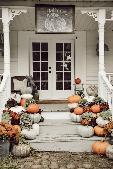 Farmhouse Fall Porch Steps Pumpkins And Gourds, Outside Fall Decor, Hallowen Ideas, Trendy Diy, Fall Front Porch Decor, Porch Steps, Front Steps, Diy Outdoor Decor, Fall Front Porch