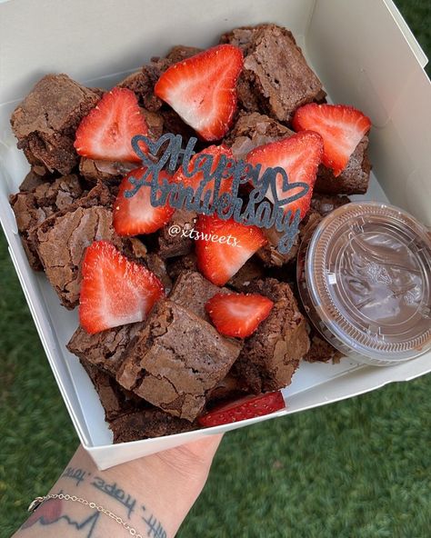 Chocolate brownie bites sweet treats sweet desserts Miami area perfect sweetbox gift idea Cake Bites Packaging, Brownie Gift Box Ideas, Individual Brownie Packaging, Brownie Dipping Box Ideas, Brownie Treat Boxes, Brownie Box Ideas, Selling Brownies, Brownie Bites Packaging, Brownie Gift