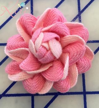 16 Rick Rack Crafts, Rick Rack Flowers, Ribbon Flower Tutorial, Clothes Embroidery, Fabric Origami, Everlasting Flowers, Fabric Embellishment, Handmade Flowers Fabric, Creative Sewing