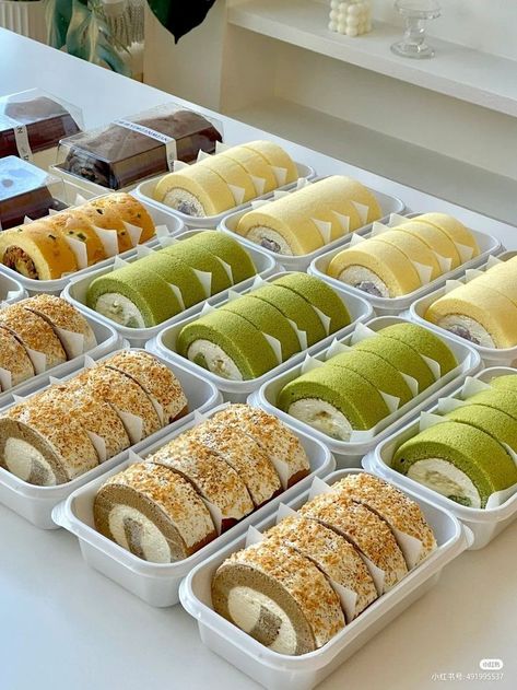 Cake Slice Packaging, Resep Sushi, Bolu Gulung, Kue Macaroon, Dessert Cups Recipes, Best Bread Recipe, Swiss Roll, Yummy Comfort Food, Fancy Desserts