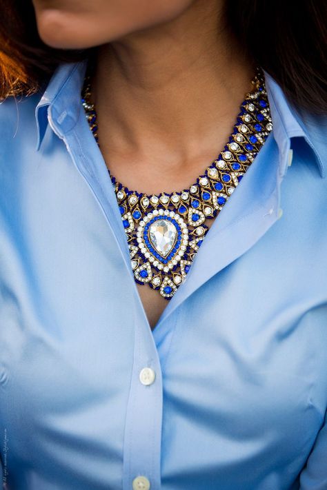 statement necklace for office - sylishlyme I agree, you can wear a statement necklace in the office, and I've got plenty www.etsy.com/shop/designsbystacylee Turquoise Cottage, Quoi Porter, Elegante Casual, A Necklace, Looks Chic, Mode Inspiration, Blue Hues, Blue Shirt, Statement Jewelry