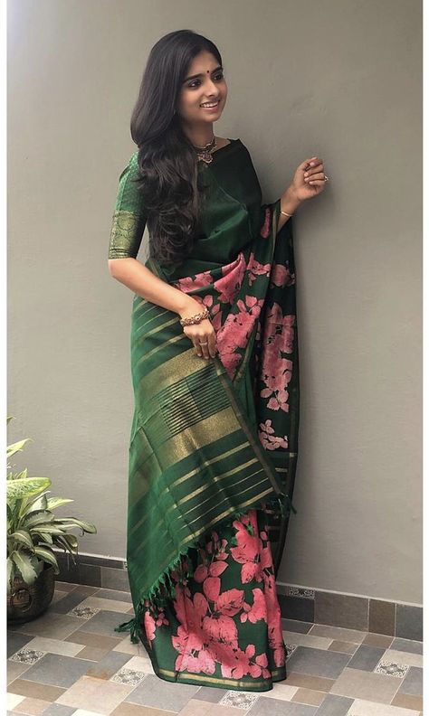 Classy Sarees Elegant, Green Kanjivaram Saree Silk, Exclusive Saree Blouse Designs, Kanjivaram Sarees Silk, Cotton Saree Blouse Designs, Cotton Saree Blouse, Simple Saree Designs, Pattu Saree Blouse Designs, Wedding Saree Blouse Designs