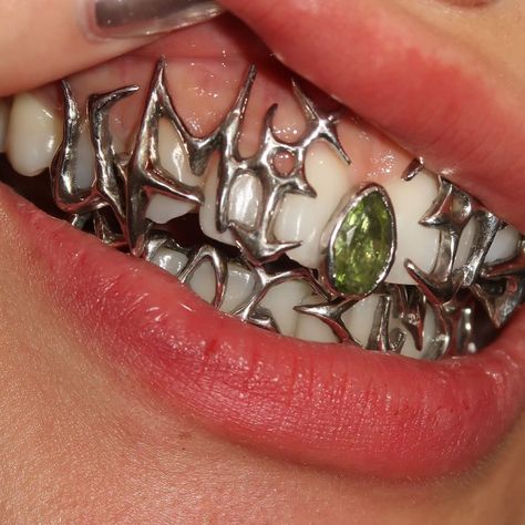 Grillz by @grinjewelry / / / #grillz #jewelry #jewellery #silver #gemstone #gold Silver Fang Grillz, Grill Jewelry, Fangs Grillz Women, Aesthetic Grills, Female Grills, Star Grillz, Mouth Jewelry, Vampire Grillz, Grillz Silver