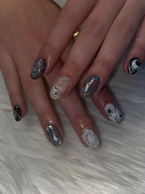 Spider Nails Short, Spiderweb Nails Short, Acrylic Nails Freestyle, Eyeball Nail Art, Spiral Nails, Spiderweb Nails, Nails Freestyle, Really Short Nails, Spider Nails