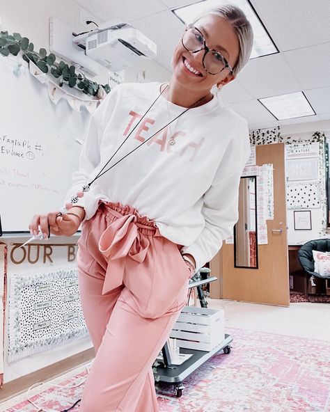 Teacher outfit idea, paperbag pants from amazon, with a comfy teacher sweatshirt! Follow @tillson_teaches5th on IG for more outfit ideas! Teacher Clothes Teaching Outfits, Teacher Outfits Dresses, Cute Teacher Outfits, Teacher Attire, Teacher Outfits Elementary, Spring Teacher Outfits, Teacher Wardrobe, Teaching Outfits, Teacher Sweatshirt