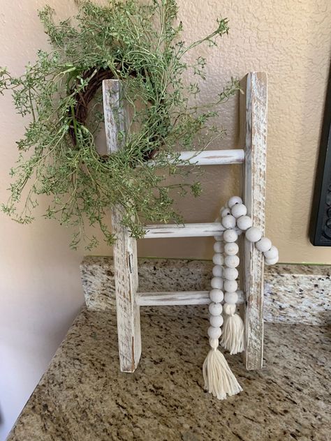 Mini Wooden Ladder Decor, Diy Mini Ladder, Small Ladder Decor, Decorative Ladder Ideas, Mini Ladder Decor Ideas, Farmhouse Ladder Decor, Mini Ladder Decor, Wooden Ladder Decor, Ladder Ideas