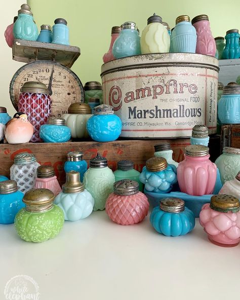 Meredith Hardin on Instagram: “Just a few more shakers for #theretroroulette salt and pepper shaker theme!  #vintage #vintagelove #vintagehome #vintagekitchen…” Salt And Pepper Shaker Display, Milk Glass Decor, Milk Glass Collection, Theme Vintage, Glassware Kitchen, Pink Milk, Vintage Tins, Bottles And Jars, Carnival Glass