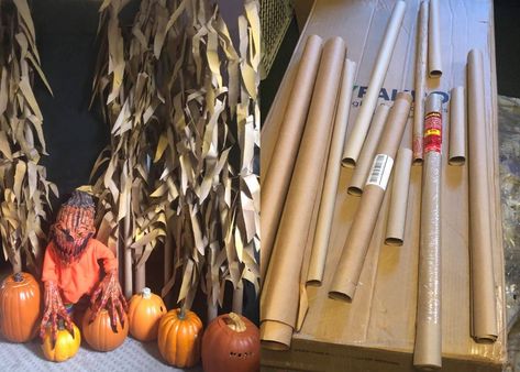 How To Make Corn Stalks Out Of Paper, Diy Corn Maze At Home, Diy Corn Field Decoration, Diy Paper Cornstalks, Halloween Corn Stalks, How To Make A Corn Maze, Corn Maze Halloween Decorations, Corn Maze Decorations, Children Of The Corn Halloween Ideas