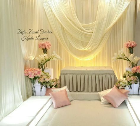 Pelamin Idea, Diy Pelamin, Wedding Pelamin, White And Gold Wedding Themes, Wedding Dais, Mini Pelamin, Bridal Room Decor, Pelamin Nikah, Furniture For Living Room