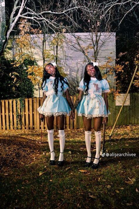 Scary Twins Halloween Costumes, Evil Twin Halloween Costume, Siamese Twins Costume, Cute Halloween Costumes For Sisters, Evil Twins Costume, The Shinning Twins Halloween Costume, Shinning Twins Costume Diy, Duo Matching Halloween Costumes, Horror Outfits Halloween