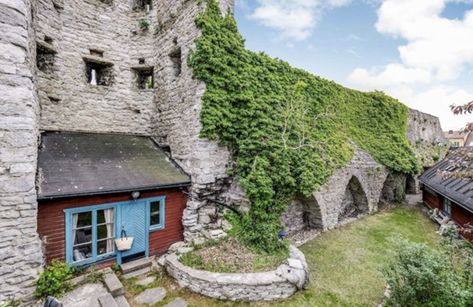 Ett sommarhus på Gotland är något som många drömmer om. Nu har du chansen att bli ägare av ett unikt sådant med ett tillhörande minihus som får hjärtat att slå lite fortare. Scandinavia, Beautiful Homes, Sweden, Loft, Cabin, House Styles, Travel, Home Decor, Home Décor