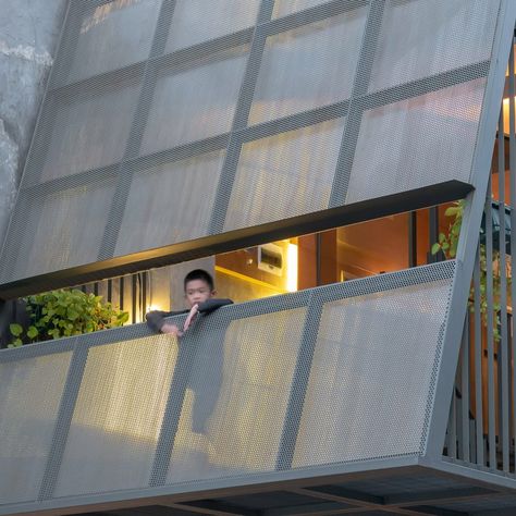 Narrow House Architecture, Narrow Architecture, Narrow Building, Plot Design, Architecture Facade, Metal Facade, Compact House, Narrow House, Built In Furniture