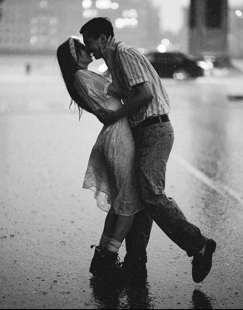 Rainy Photoshoot, Rainy Engagement Photos, Couple In Rain, Rainy Day Photos, Couples City, Dancing Pose, Shooting Couple, City Rain, Rainy City