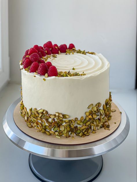 Pistachio Cake Decorating Ideas, Pistachio Cake Wedding, Pistachio Cake Decoration, Pistachio Birthday Cake, Pistachio Wedding Cake, Birthday Cake Raspberry, Pistachio And Strawberry Cake, Raspberry Birthday Cake Decoration, Pistachio Raspberry Cake