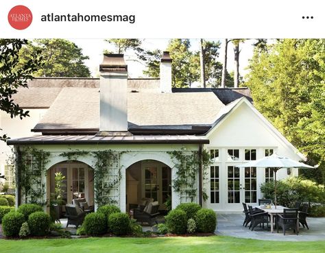 Casas Coloniales, Casa Exterior, Atlanta Homes, House Goals, Pretty House, Outdoor Rooms, Cottage Homes, Design Case, Home Fashion