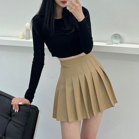 Outfits With Khaki Skirt, Short Skirts Outfits, Korean Skirt, Skirt Ideas, Rok Mini, Mini Outfit, Korean Fashion Outfits, Pretty Skirts, Khaki Skirt