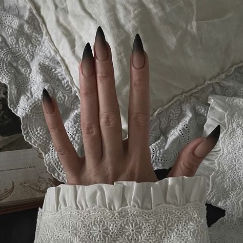 Super Sharp Nails, Minimalist Goth Nails, Claw Nails Stilettos, Goth Nails Almond, Goth Nails Simple, Simple Goth Nails, Vampire Fang Nails, Alt Nails Designs, Vampire Nails Gothic