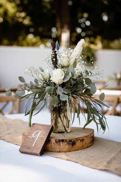 Tree Trunk Centerpieces Wedding, Mason Jar Bouquets Wedding, Simplicity Wedding Decor, Wedding Table Decor Mason Jars, Mason Jar Table Numbers, Wood And Mason Jar Centerpieces, Boho Chic Wedding Centerpieces Round Table, Mason Jar Rustic Centerpieces, Wedding Table Wooden Centerpieces