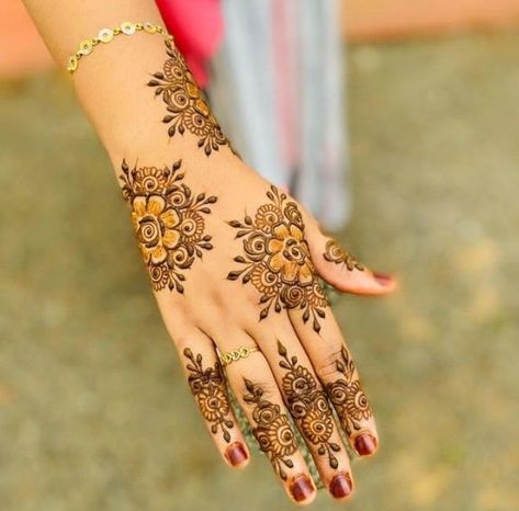 Mahidi Dijaen, Hand Mehndi Designs Simple Easy, Back Hand Mehndi Designs Simple, Hand Mehndi Designs Simple, Mehndi Designs Simple Easy, Backhand Mehndi Designs, Trending Mehndi Designs, Hand Mehndi Designs, Mehndi Designs Simple