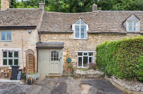 Fairytale Cottage Exterior, Old English Cottage Exterior, Vintage English Cottage Interiors, Small Cozy House, English Country Cottage Interiors, Cotswold Cottage Interior, British Country House, Stone Cottage Homes, Exterior Cottage