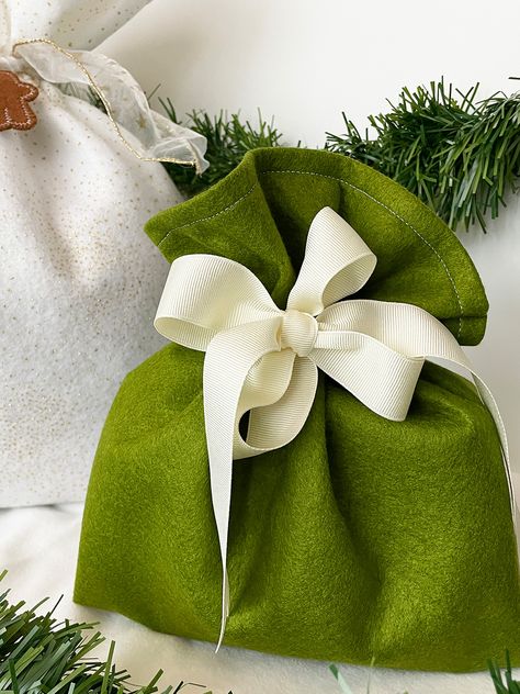 Fleece Bags Diy, Diy Cloth Gift Bags, How To Make Fabric Gift Bags, Christmas Bags To Sew, Sewn Gift Bags, Reusable Fabric Gift Bags, Reusable Christmas Gift Bags, Fabric Gift Bags Diy Free Pattern, Christmas Gift Bags Diy