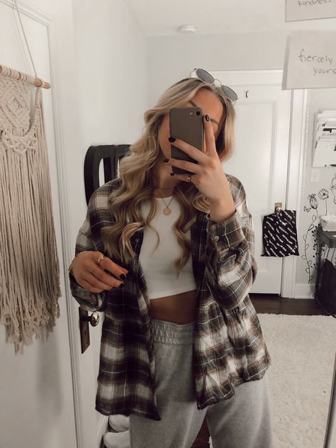 Flannel Hoodie Outfits Women, Sweatpants Flannel Outfit, Legging And Flannel Outfits, Comfy Fall Outfits Lazy Days Sweatpants, Flannel With Sweatpants, Sweatpants And Flannel Outfit, Flannel And Sweatpants Outfit, Cozy Flannel Outfit, Sweats And Flannel Outfits