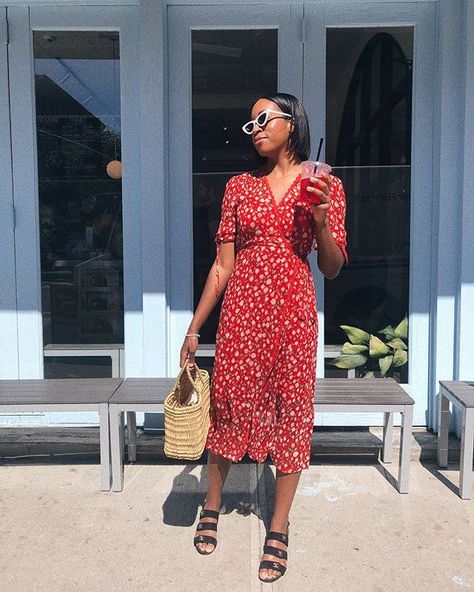 Make a statement this summer by re-creating these red dress summer outfits that simply stand out. Red Summer Outfits, Red Color Outfits, Zara Outfit Ideas, Cute Dresses For Work, Sweenee Style, Style Denim Jacket, Cute Red Dresses, Red Plaid Skirt, Outfit Ideas Summer