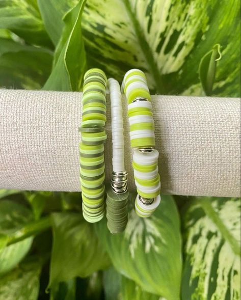 Summer Vibes Bracelets, Clay Bead Bracelet Ideas Aesthetic Green, Bissness Ideas, Green Clay Bead Bracelet, Summer Beaded Bracelets, Bracelet Combos, Preppy Green, Bracelet Stuff, Bracelet Colors