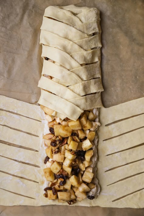 Apple Strudel Apple Strudel Puff Pastry, Easy Apple Strudel Recipe, Apple Strudel Recipe, Easy Apple Strudel, German Food Authentic, Strudel Recipes, Apple Recipes Easy, Tiffani Thiessen, Apple Strudel